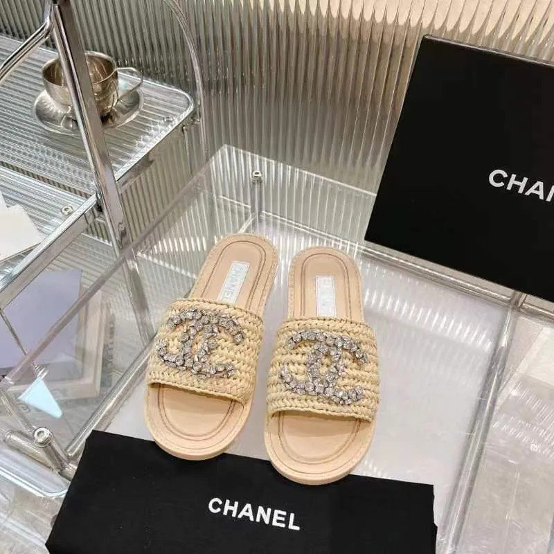 👟👟Ex-factory price 520👟👟 [Ready stock] 𝐂𝐡an𝐞𝐥 23 hot items! bing bing 23 early spring vacation series, the most beautiful rhinestone woven slippers, everyone is crazy to stock up, they are all crazy, it is really long grass, leisurely charm, close your eyes and enter the series!  💭Color: Black/Apricot/White 💭Upper: The upper is made of imported raffia and is fully hand-woven and very comfortable! The hand-made diamond jewelry is sparkling enough 💭Inner pads: imported sheepskin lining and pads 💭Outsole: genuine leather outsole (complex leather outsole with ten grooves and stitching, very particular about material workmanship) 💭Code number: 35-42 (41 and 42 are custom-made and cannot be returned or exchanged)